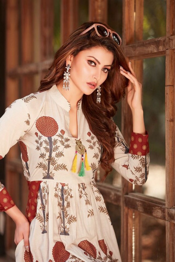 Jacqueline Fernandes, Kiara Advani, and Urvashi Rautela: These Young Actresses Slay Traditional Outfits To Perfection - 4