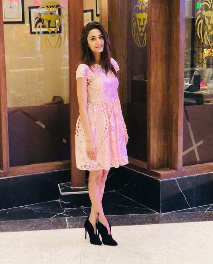 Kasautii Zindagii Kay Actress Erica Fernandes Shows Pure Perfection In A Simple Mini Dress! - 3