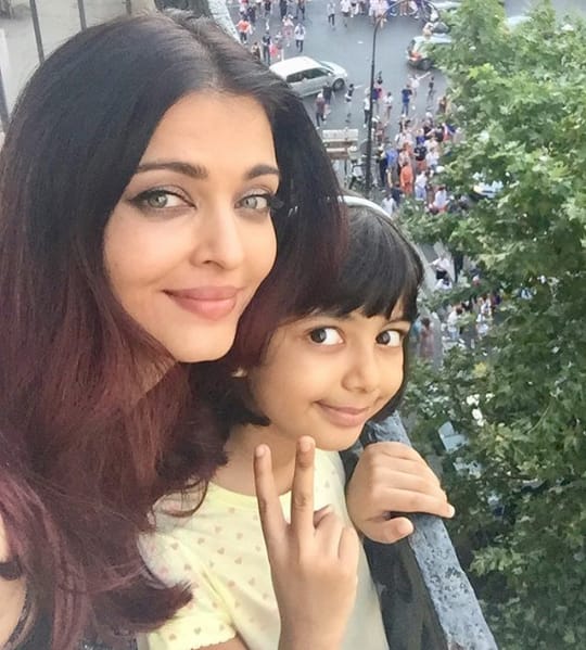 Aishwarya Rai Bachchan, Anushka Sharma, And Kareena Kapoor’s SELFIE Moments! - 0