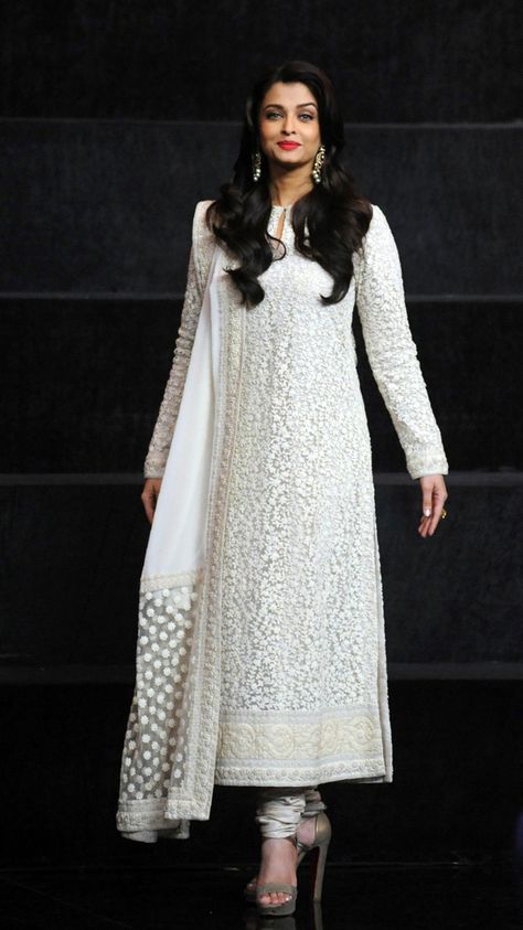 Aishwarya Rai Bachchan’s white outfit is the perfect summer outfit - 1