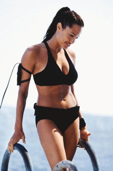 Bikini Looks Of Sofia Vergara, Angelina Jolie, And Jennifer Aniston - 4