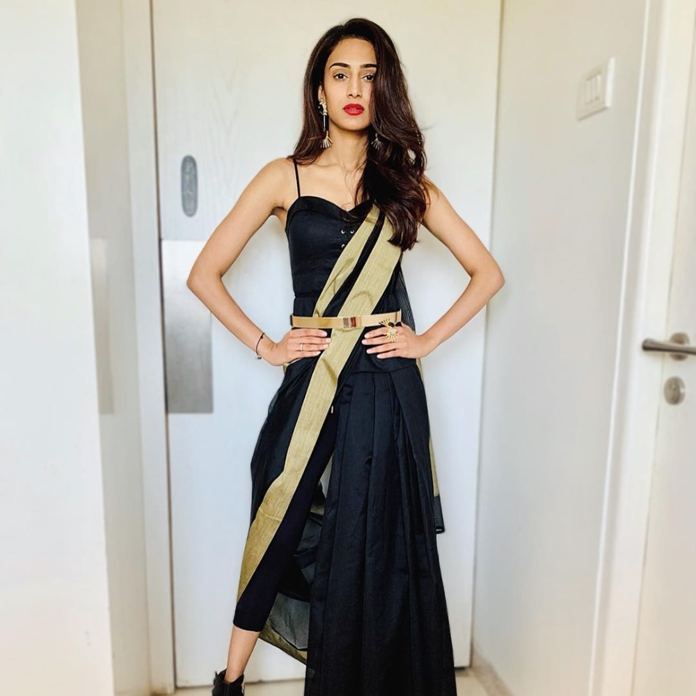 Black Love: Hina Khan, Erica Fernandes and Jennifer Winget Mesmerizing Us In These Stylish Black Sarees 1