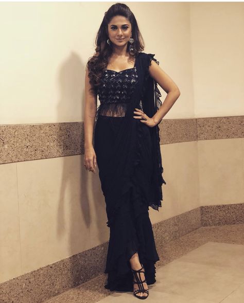 Black Love: Hina Khan, Erica Fernandes and Jennifer Winget Mesmerizing Us In These Stylish Black Sarees 2