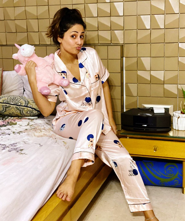 Casual Style: Hina Khan, Erica Fernandes And Niti Taylor's Cute And Comfy Pajamas 2