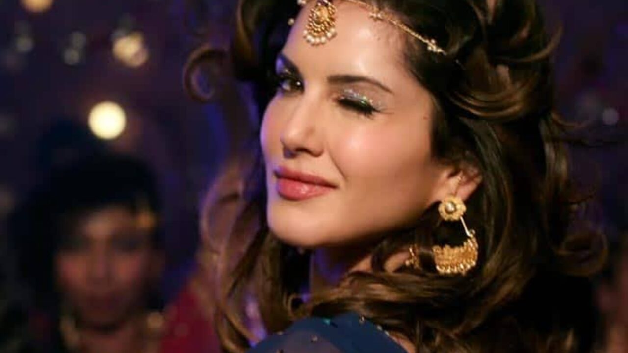 Check out: Different eyeshadow looks of Sunny Leone