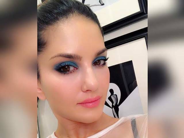 Check out: Different eyeshadow looks of This Bollywood Actress - 2