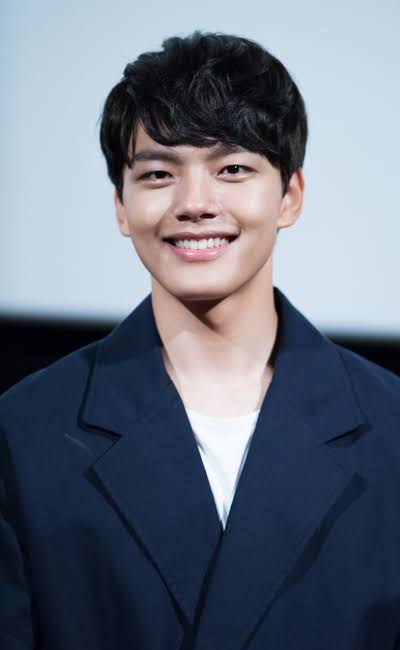 Decoding K-Pop Star Yeo Jin-goo’s Style Statement - 0