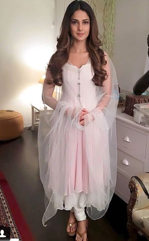 Ethic To Western: Jennifer Winget’s Beautiful Looks Will Leave You Mesmerised; See Photos - 2