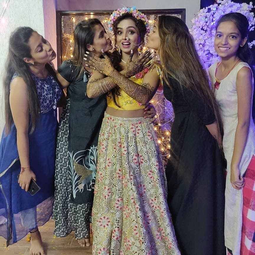 Divyanka Tripathi, Niti Taylor, Parul Chauhan: Eye-Catching Mehendi Designs You Should Try 8