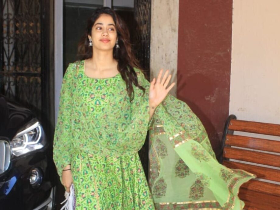 Go Green! Anushka Sharma, Kareena Kapoor, Janhvi Kapoor, Priyanka Chopra’s Stylish Ways To Wear Green - 2