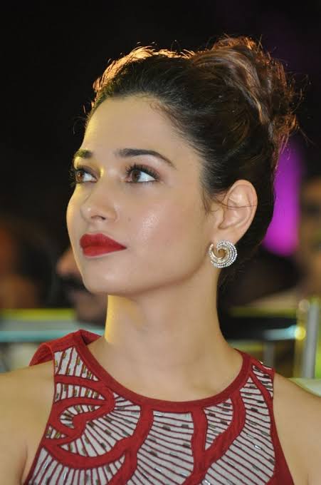 Ileana D'Cruz Vs Tamannaah Bhatia Vs Pooja Hegde: Stunning in red lipstick 1