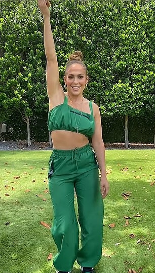 Jennifer Lopez: These 5 styles you can copy to create TikTok videos - 1