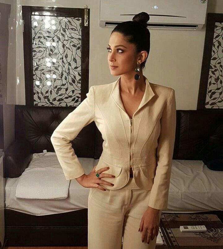 Jennifer Winget, Nia Sharma And Shrenu Parikh In Fashionable Business Women’s Looks! - 2