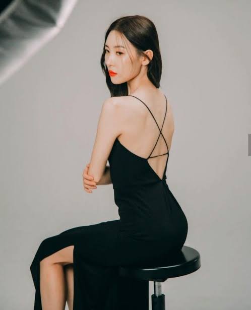 Jisoo VS Jennie VS Sunmi: Who's HOTTEST In High Slit Gown? 1