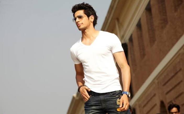 Kartik Aaryan, Ayushmann Khurrana, Varun Dhawan & Sidharth Malhotra: Who’s the best in white tee and blue jeans? - 1