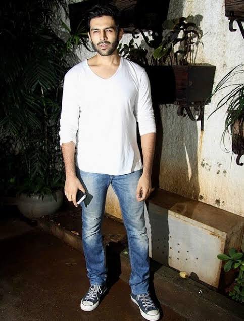 Kartik Aaryan, Ayushmann Khurrana, Varun Dhawan & Sidharth Malhotra: Who’s the best in white tee and blue jeans? - 0