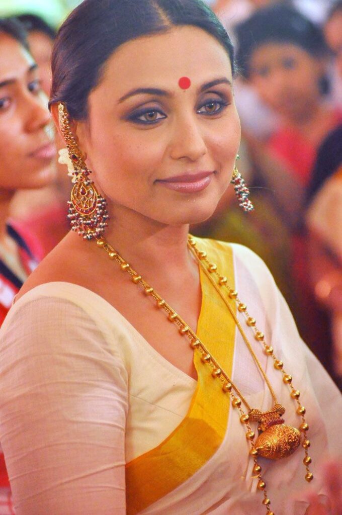 Learn Bengali Fashion Style From Bipasha Basu And Rani Mukherjee - 1