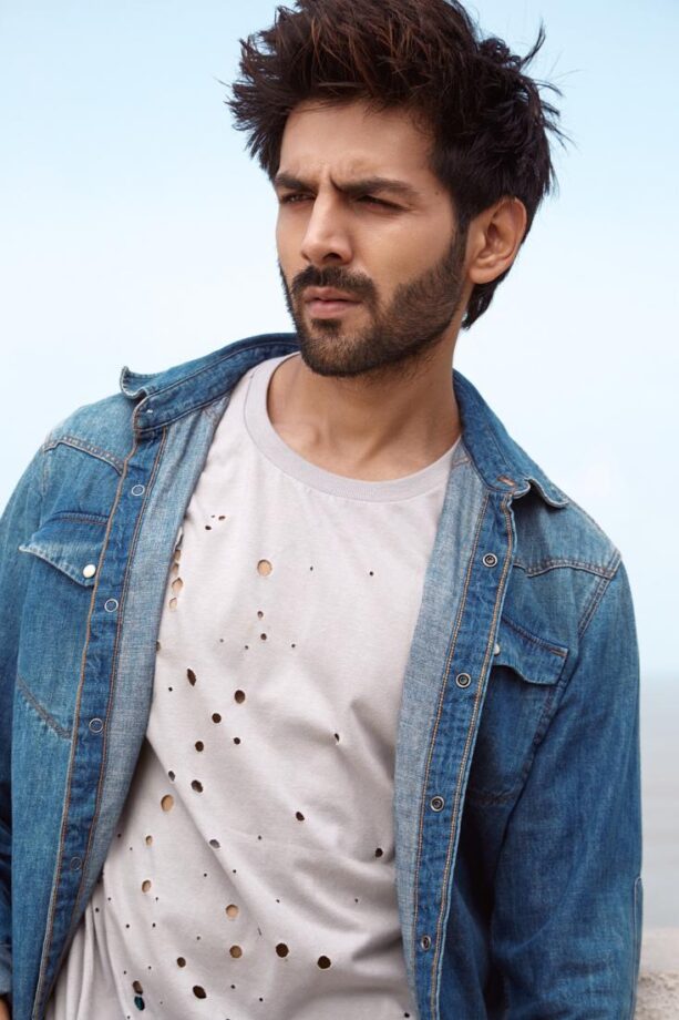 Sassy Style: Get Lively Like Varun Dhawan, Kartik Aaryan and Hrithik Roshan In Casual Styles - 1