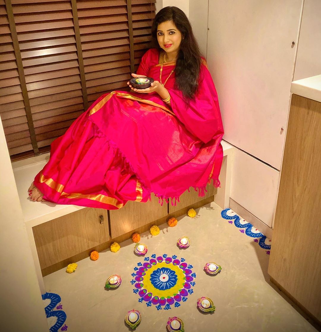 Shreya Ghoshal's Saree Looks To Follow 1