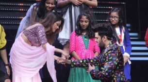 Sa Re Ga Ma Pa Li’l Champs: Sonu Kakkar ties Maniesh Paul a rakhi