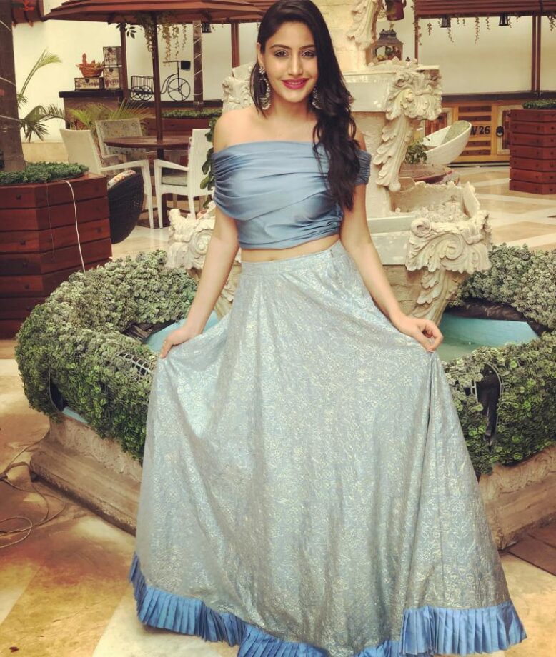 Surbhi Chandna Showing Off Her Shoulder In These Off Shoulder Outfits! - 4