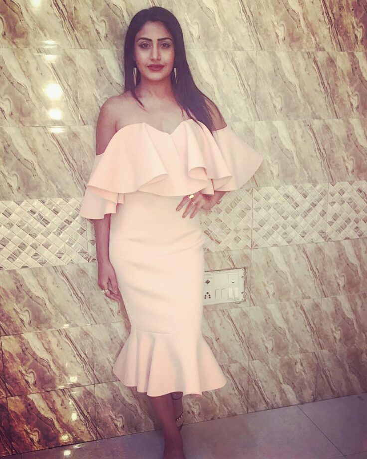 Surbhi Chandna Showing Off Her Shoulder In These Off Shoulder Outfits! - 5