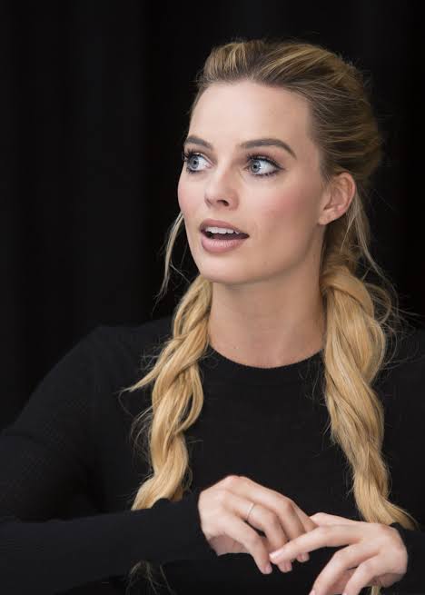 Take A Look At Margot Robbie, Kaley Cuoco, Scarlett Johansson’s Hollywood Fashion Style 1