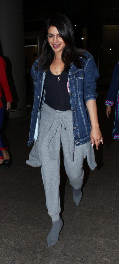 Take inspiration from Anushka Sharma, Kareena Kapoor, And Priyanka Chopra’s Off-Duty Style - 4