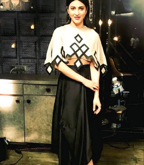 These Ileana D’Cruz, Shruti Haasan, Shriya Saran, Tamannaah Bhatia looks prove that ‘Black & White’ aren’t boring - 3