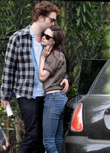 Unseen Romantic Candid Pictures Of Kristen Stewart And Robert Pattinson - 2