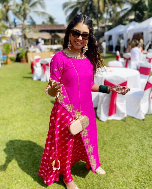 Vibrant Styles: Divyanka Tripathi, Niti Taylor, Rashami Desai, Mahira Sharma Look Bold and Confident In NEON Shades - 5