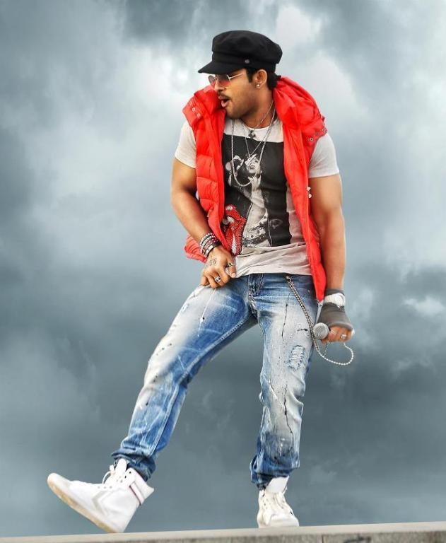 5 Times Allu Arjun Looked Hot In Printed Outfits - 3