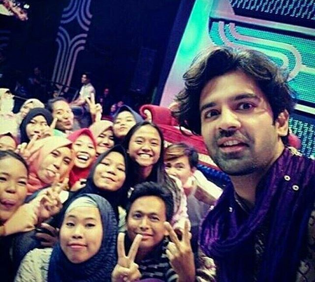 Barun Sobti And His Indonesian Fan Moments - 3