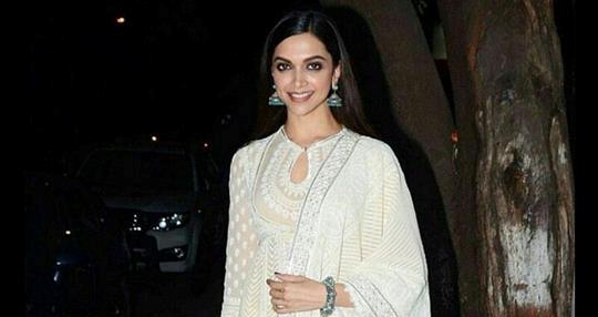 Desi Tadka: Add Elegance To Your Desi Looks With A Jhumka Like Anushka Sharma, Priyanka Chopra And Deepika Padukone - 5