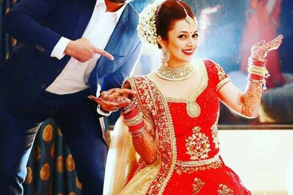 Here’s How Hina Khan, Surbhi Chandna And Divyanka Tripathi styled lehenga with Gajra - 2