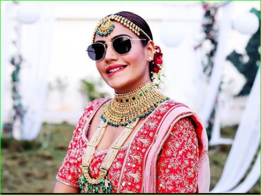 Here’s How Hina Khan, Surbhi Chandna And Divyanka Tripathi styled lehenga with Gajra - 4