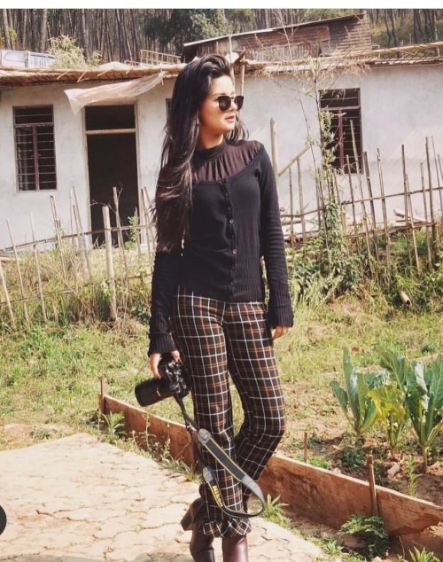 How To Style Checkered Outfits? Learn From Avneet Kaur And Ashi Singh - 1