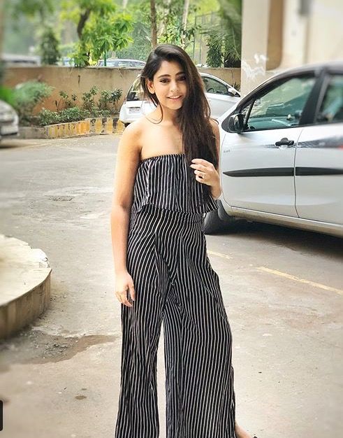 Kaisi Yeh Yaariaan fame Niti Taylor’s Fashionable All-Black Outfit Makes Heads Turn! - 2