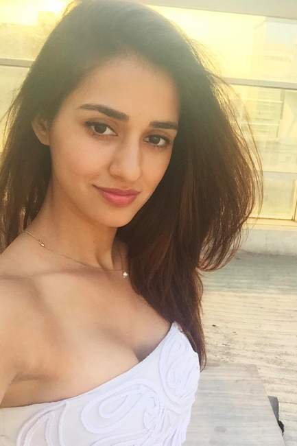 Kareena Kapoor, Anushka Sharma, Disha Patani: These Irresistible Selfies Will Leave You Mesmerized; Take A Look - 5