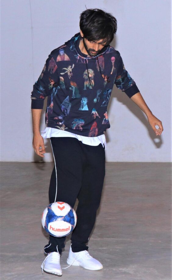 Kartik Aaryan, Hrithik Roshan And Ayushmann Khurrana: Sporty Fashion Looks Are Too Hot To Handle - 1