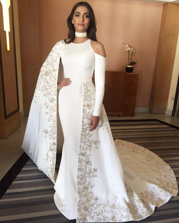 Ladies In White: Shraddha Kapoor, Sonam Kapoor, Alia Bhatt Showed Their LOVE For White Outfits - 2