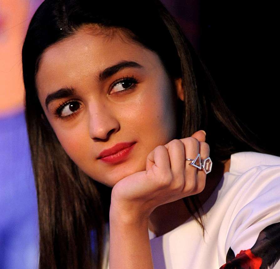 Learn The Right Way To Apply Lipstick From Bollywood Actress Alia Bhatt - 3