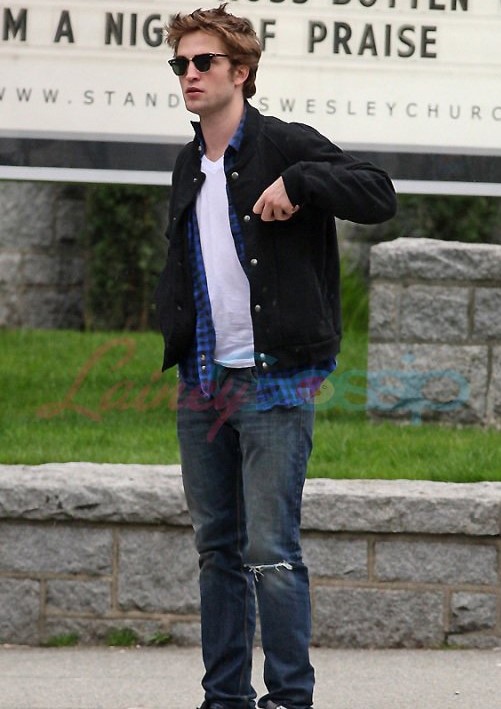 Robert Pattinson’s Street Fashion In Ripped Denims For All Of Us - 1