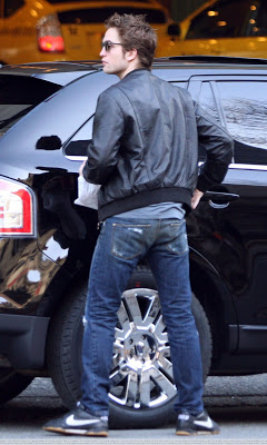 Robert Pattinson’s Street Fashion In Ripped Denims For All Of Us - 3