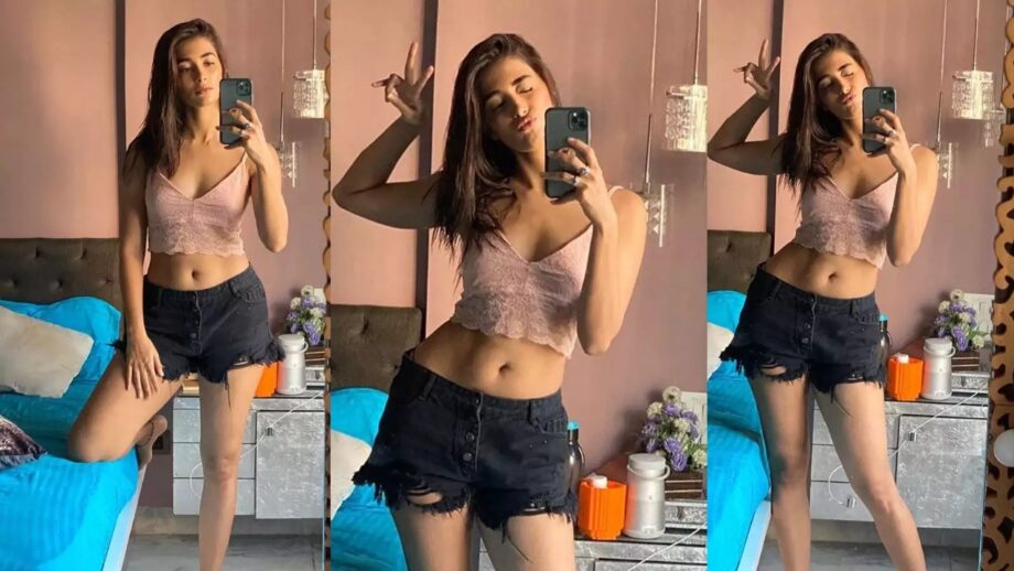 Samantha Akkineni And Pooja Hegde’s Mirror Selfies Are Too Cute To Miss - 1