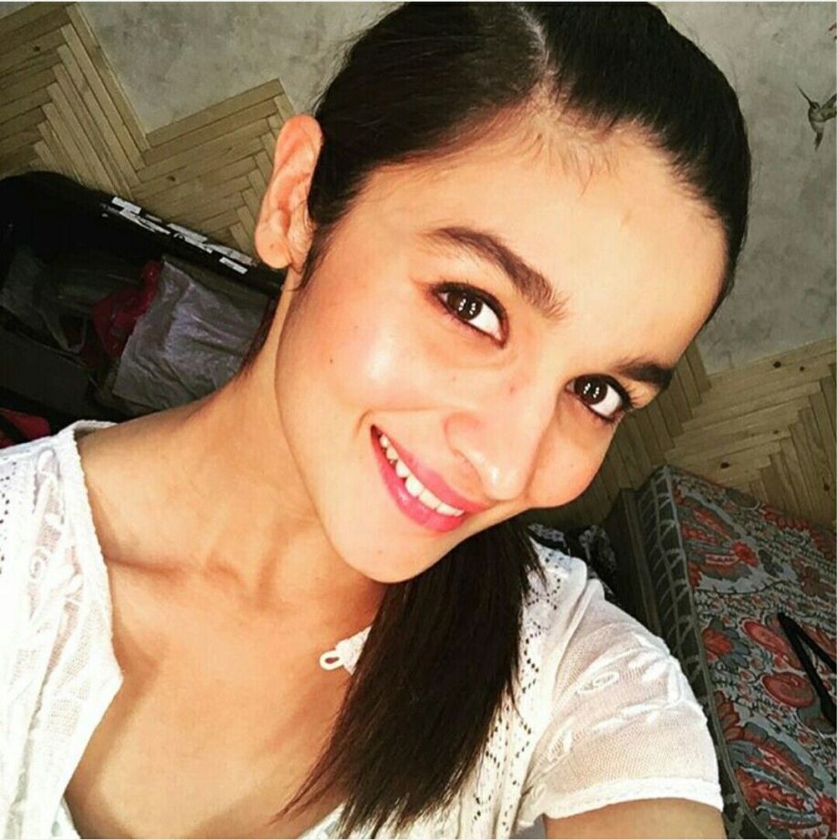 SELFIE ADDICTED? Alia Bhatt, Tara Sutaria, And Kiara Advani’s SELFIE Moments! - 0