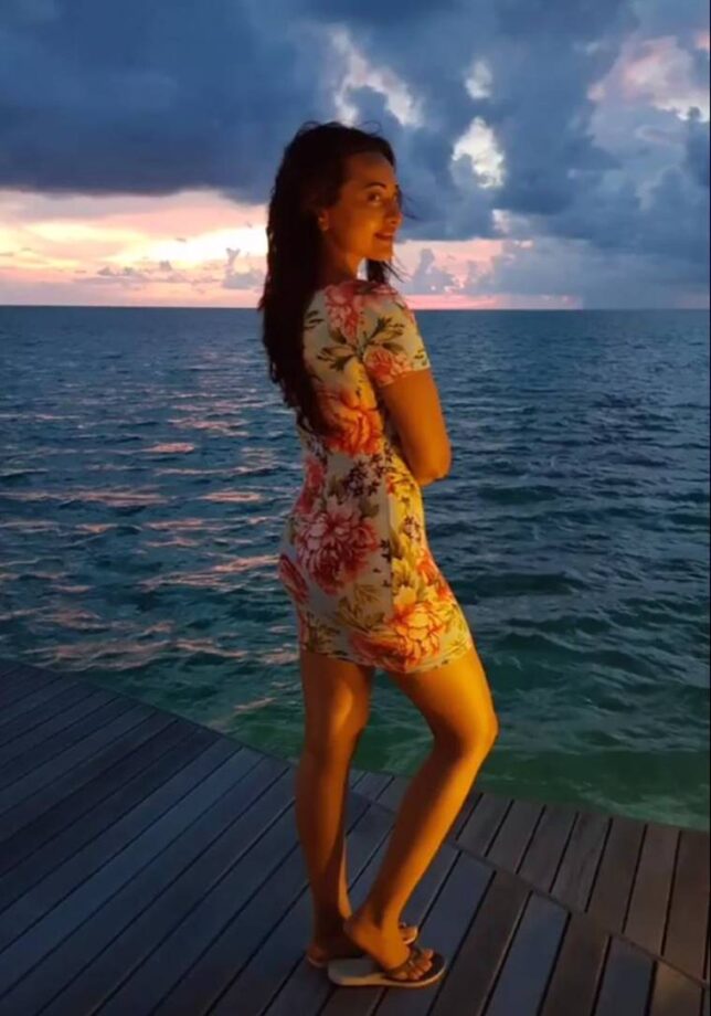 Sonakshi Sinha, Taapsee Pannu, Kareena Kapoor: Chic And Classy Ways To Wear Beach Outfits For Summer - 0