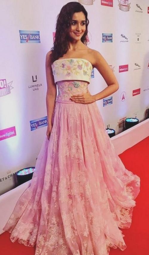 Sonam Kapoor VS Alia Bhatt VS Karisma Kapoor: Actresses Who Flaunted Floor Length Outfits The BEST - 3