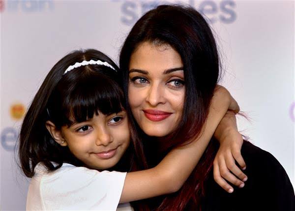 Times when Aishwarya Rai Bachchan & Kareena Kapoor Khan gave serious 'Yummy Mummy' goals