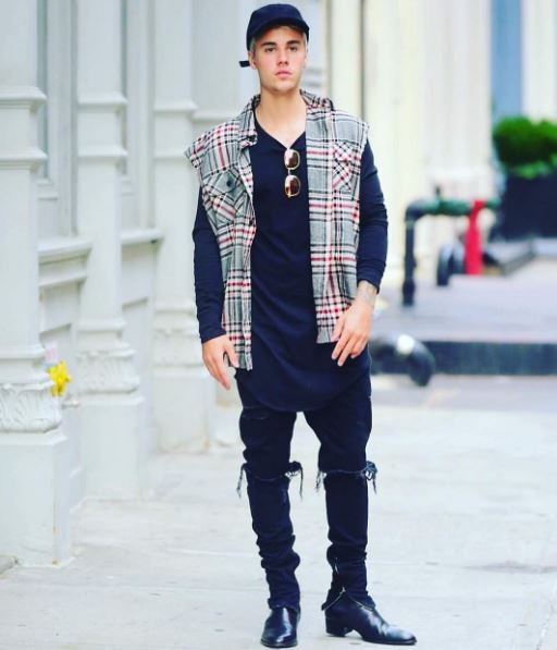 Top 5 Fashion Disaster Outfits From Justin Bieber - 1